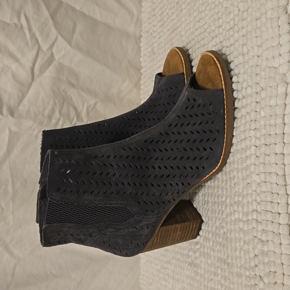 TOMS Majorca Floral Embossed Blue/Gray Peep-Toe - Picture 1 of 9